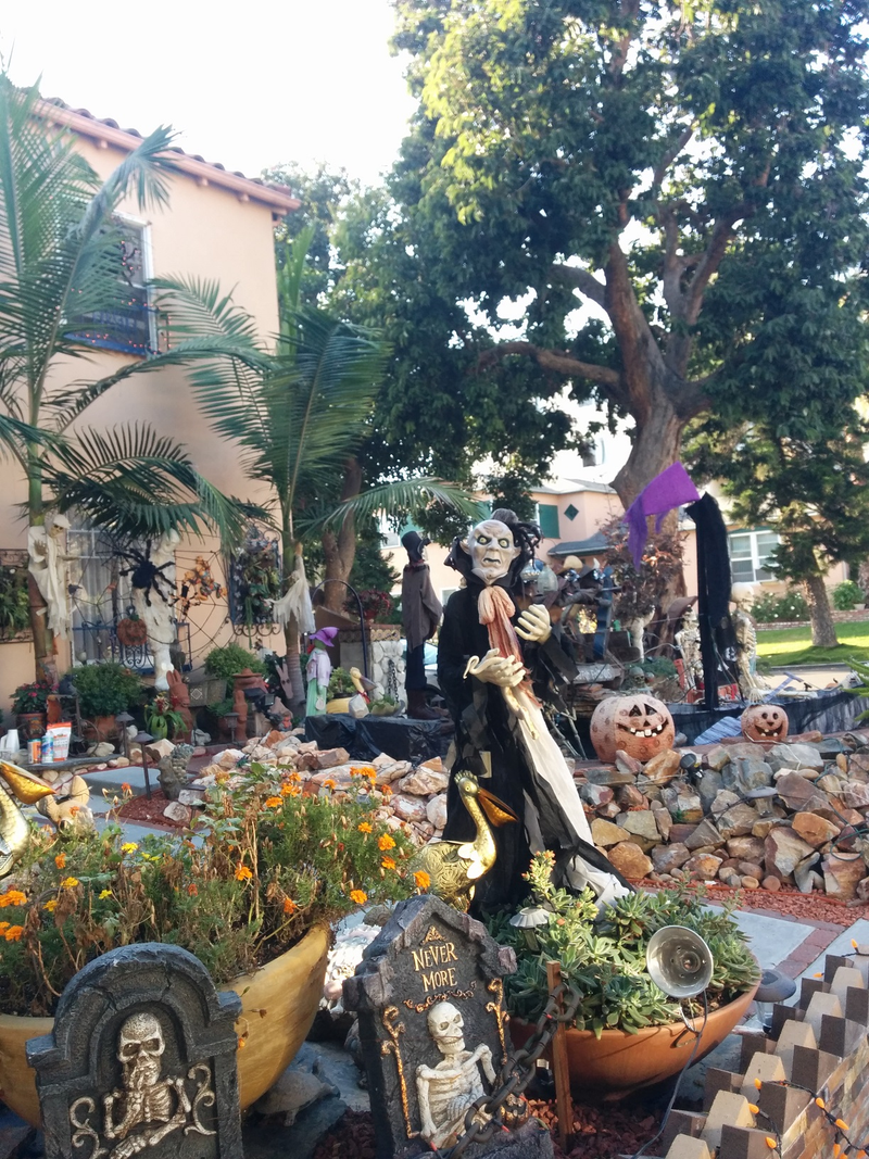 Illustration for article titled Halloween Decorations From a Few Neighborhoods